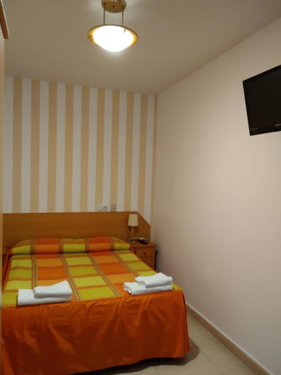 Pension Dominguez Madrid Buitenkant foto