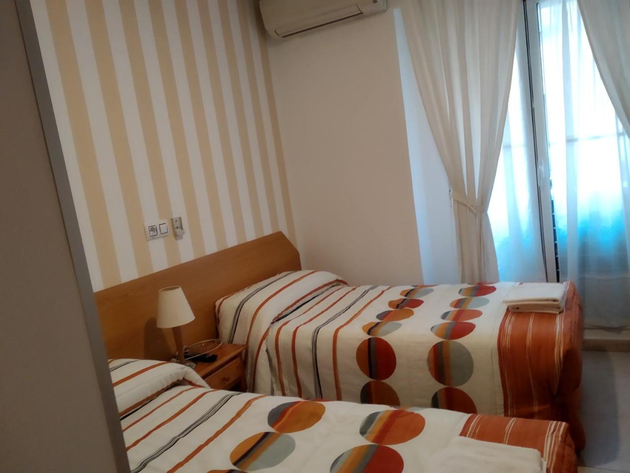 Pension Dominguez Madrid Buitenkant foto